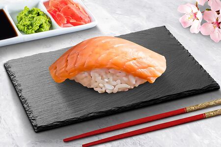 Нигири с копченым лососем