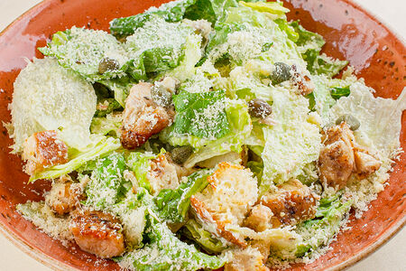 Салат Цезарь с куриным шашлыком