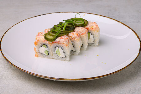 Ролл с лососем и маринованным огурцом