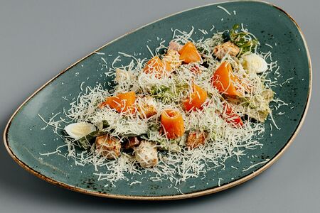 Салат Цезарь с лососем