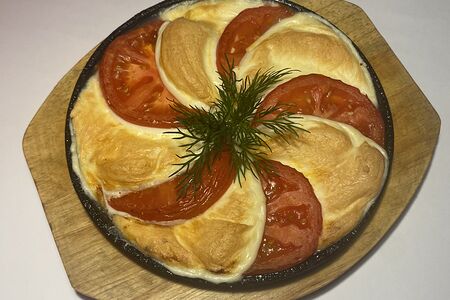 Сулугуни с томатом на сковородочке