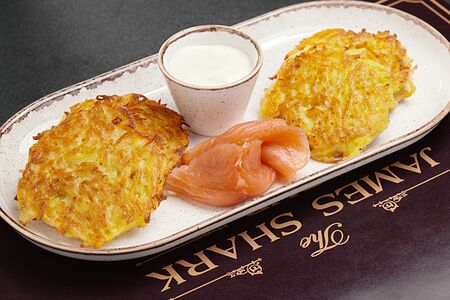 Картофельные драники с малосольным лососем
