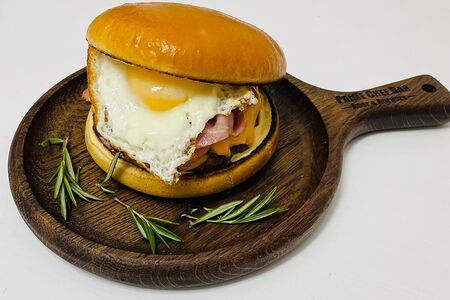 Большой говяжий бургер с яйцом и беконом