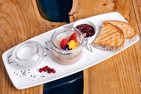 Паштет из утиной печени со свежими ягодами и сливочным конфитюром