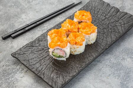 Острый ролл с лососем и крабом