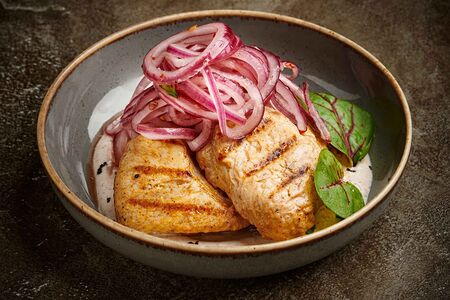 Шашлык из индейки на соусе из сметаны и аджики с маринованным луком