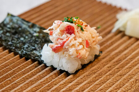 Хэнд ролл Камчатский краб с соусом руй