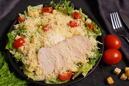Салат Цезарь с курицей
