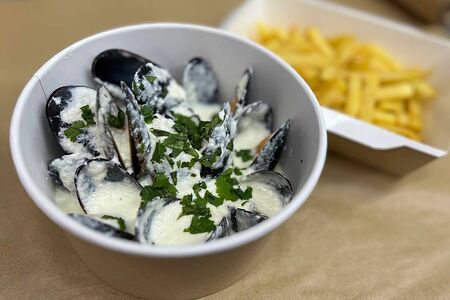 Мидии в сливочно-чесночном соусе с картошкой фри