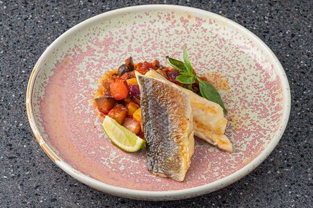 Филе сибаса с овощным соте