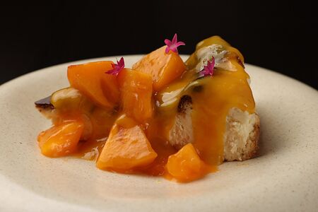 Баскский чизкейк с клубникой и малиновым соусом