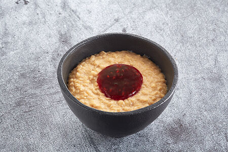 Каша овсяная с малиной и земляникой