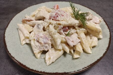 Паста Пенне с беконом и грибами под сыром