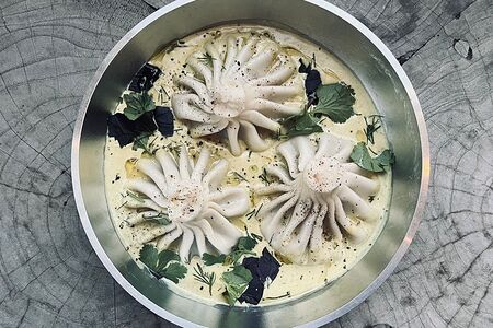 Хинкали из говядины и свинины с соусом чкмерули