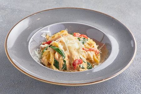 Тальятелле с куриным филе и печёным перцем