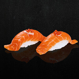 Суши с лососем и икрой форели