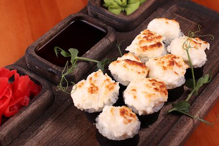 Запеченный ролл со снежным крабом и чукой 