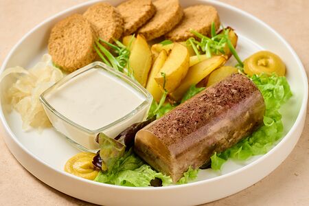 Холодец из говядины с горчичной заправкой и ржаными тостами