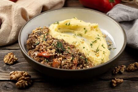 Говяжьи щеки с грибами и картофельным пюре