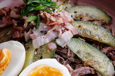 Салат по-тибетски с говядиной и беконом 