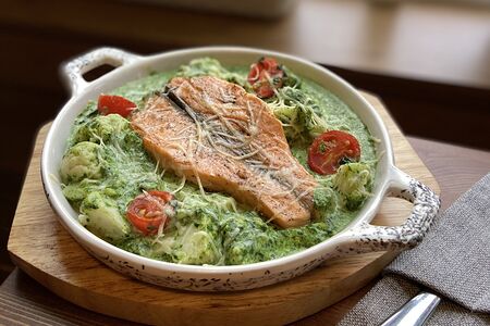 Стейк лосося с соусом из шпината и цветной капусты