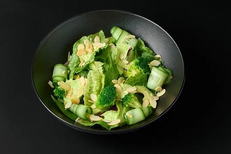 Зеленый салат с авокадо, брокколи и яблоком