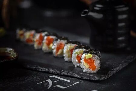 Ролл лосось и авокадо