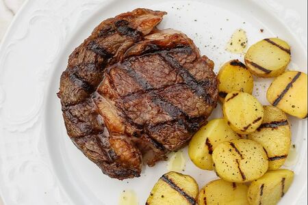 Стейк Рибай с печеным картофелем