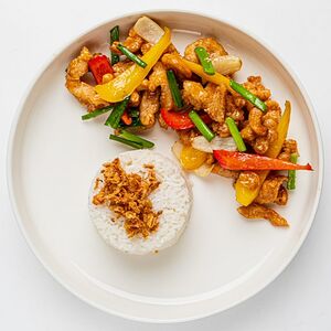 Стир-фрай из хрустящего куриного филе с овощами