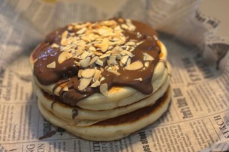 Панкейк с бананом, Нутеллой и миндалем