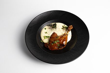 Утиная ножка в медовой глазури с картофельным муссом 