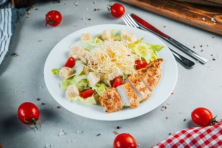Салат Цезарь с курицей