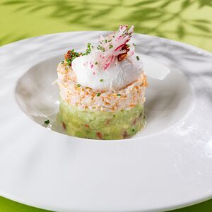 Салат с камчатским крабом и яйцом пашот