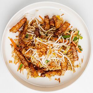 Жареный рис с овощами и говяжьей вырезкой