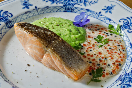 Форель с пюре из молодого горошка и тремя видами икры