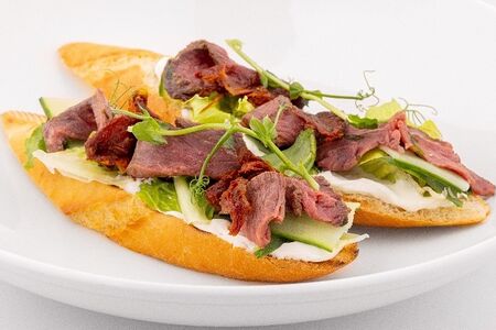 1 Брускетта с домашним ростбифом, сливочным сыром, листьями салата и огурцом