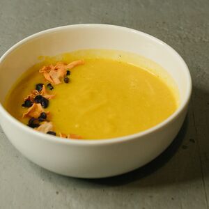 Крем-суп из мускатной печёной тыквы с дегидрированным овощными чипсами