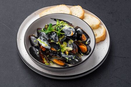 Мидии под соусом дорблю