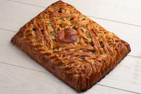 Целый пирог с моцареллой и томатами