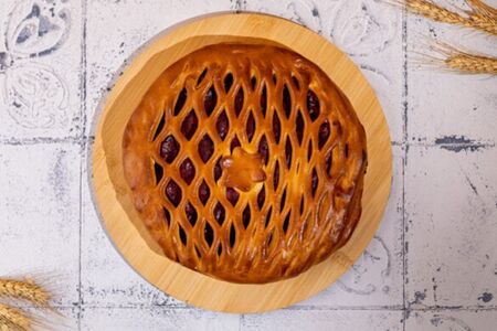 Пирог с яблоком и брусникой