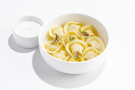 Домашние пельмени со сметаной