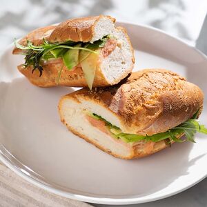 Սաղմոնով և ավոկադոյով սենդվիչ