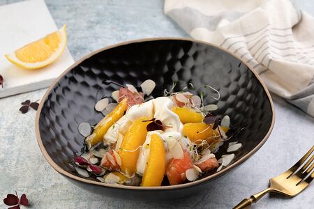 Буррата с фруктами