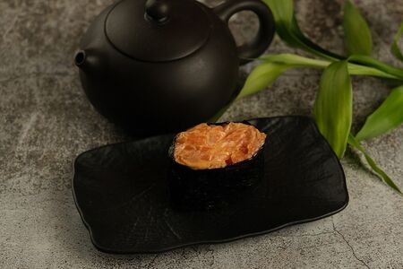 Гункан Печеный лосось