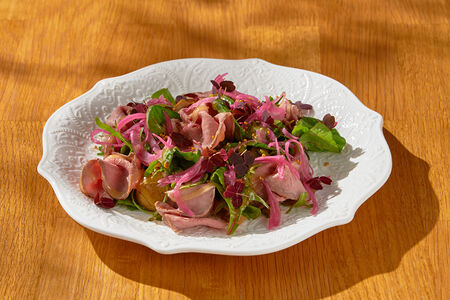 Салат с ростбифом и сезонными грибами