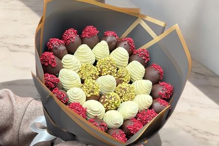 Букет из клубники в шоколаде Белые ночи