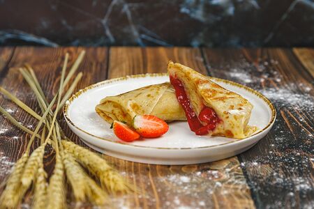 Блин с клубникой 