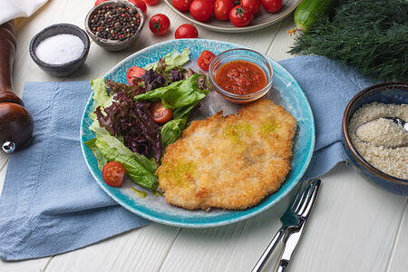 Шницель с томатным соусом и салатом