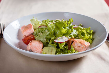 Салат с лососем и киноа