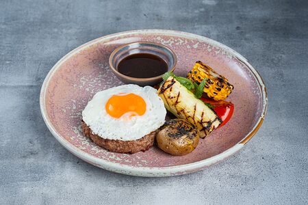 Бифштекс с овощами гриль и яйцом